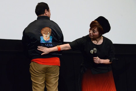 プロデューサーの諏訪道彦が着用してきたブルゾンの刺繍を見せる伊倉一恵（右）。