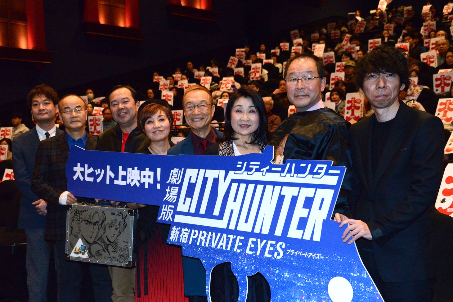 「劇場版シティーハンター <新宿プライベート・アイズ>」大ヒット御礼舞台挨拶にて、左からプロデューサーの若林豪、総監督のこだま兼嗣、プロデューサーの諏訪道彦、キャストの伊倉一恵、神谷明、一龍斎春水、プロデューサーの植田益朗、小形尚弘。