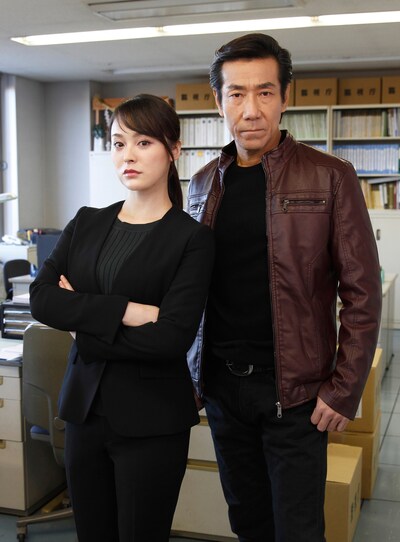 「黒薔薇2～刑事課強行犯係 神木恭子」に出演する貫地谷しほり（左）と岸谷五朗（右）。
