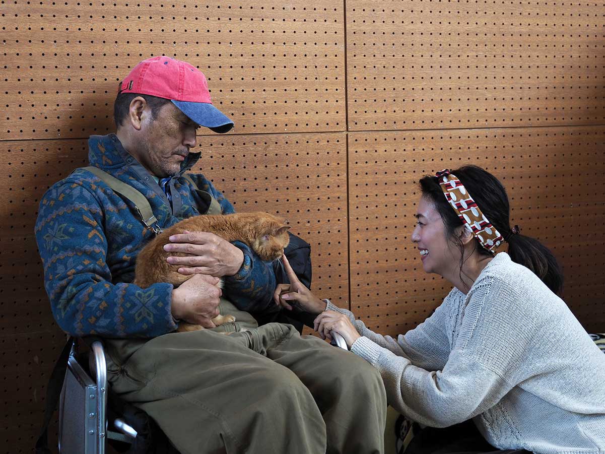 柴咲コウと小林薫が“にゃんけい”と再会、「ねことじいちゃん」仲良しオフショット