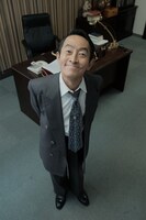 半海一晃演じる鴻池太郎。