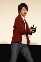 変身を披露する平田雄也。