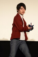 変身を披露する平田雄也。