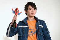 変身を披露する濱田龍臣。