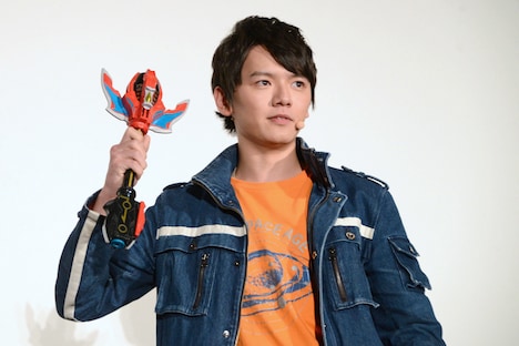 変身を披露する濱田龍臣。