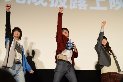 変身を披露する様子。左から小池亮介、平田雄也、其原有沙。