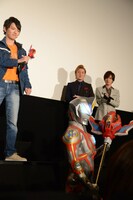 濱田龍臣（左）とウルトラマンジード ウルティメイトファイナル（右）。