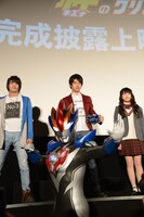 後列左から小池亮介、平田雄也、其原有沙。手前はウルトラマングルーブ。