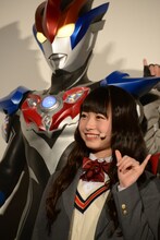 ウルトラマングルーブ（奥）と其原有沙（手前）。