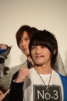 小池亮介（手前）とDAIGO（奥）。