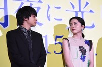 左から北村匠海、永野芽郁。