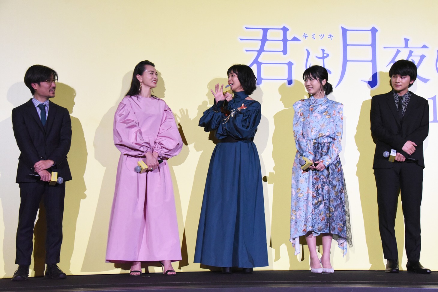 「君は月夜に光り輝く」完成披露舞台挨拶の様子。