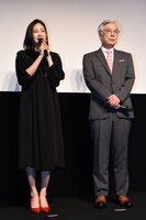 左から阿部純子、イッセー尾形。