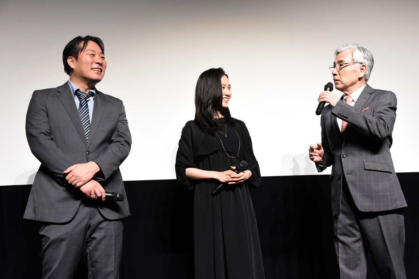 左から井上雅貴、阿部純子、イッセー尾形。