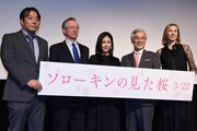 左から井上雅貴、ミハイル・ガルージン、阿部純子、イッセー尾形、井上イリーナ。