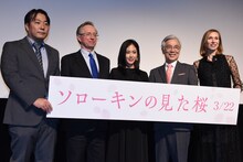 左から井上雅貴、ミハイル・ガルージン、阿部純子、イッセー尾形、井上イリーナ。