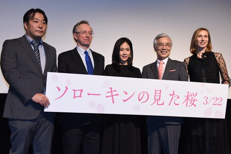 左から井上雅貴、ミハイル・ガルージン、阿部純子、イッセー尾形、井上イリーナ。