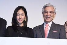 「ソローキンの見た桜」完成披露試写会の様子。左から阿部純子、イッセー尾形。