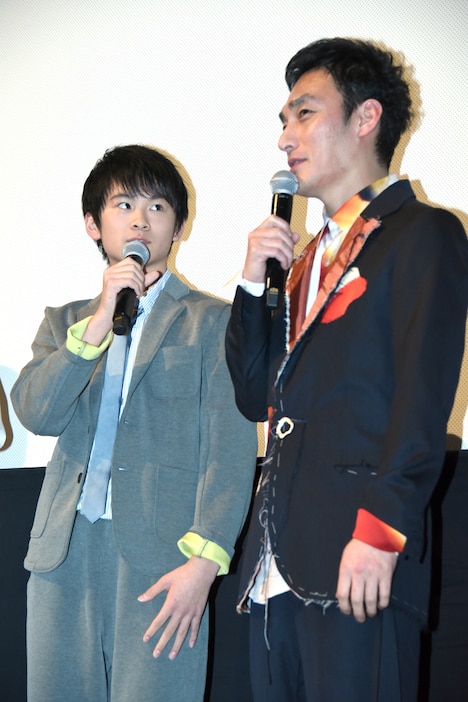 左から山崎光、草なぎ剛。