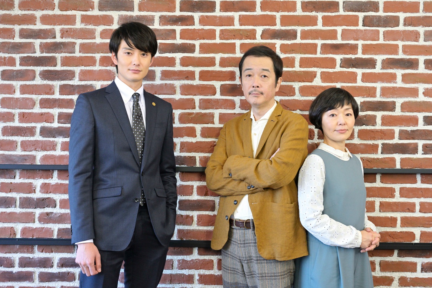 左から岡田将生、リリー・フランキー、小林聡美。