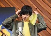 アフレコ用のヘッドフォンを装着する志尊淳。