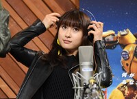 アフレコ用のヘッドフォンを装着する土屋太鳳。