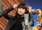 アフレコ用のヘッドフォンを装着する土屋太鳳。