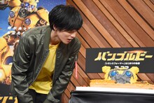 ケーキを眺める志尊淳。