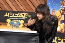 ケーキの香りを楽しむ土屋太鳳。