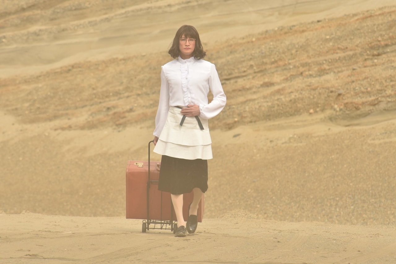 松岡昌宏「家政夫のミタゾノ」クランクイン、三田園薫が砂漠から「痛み入ります」