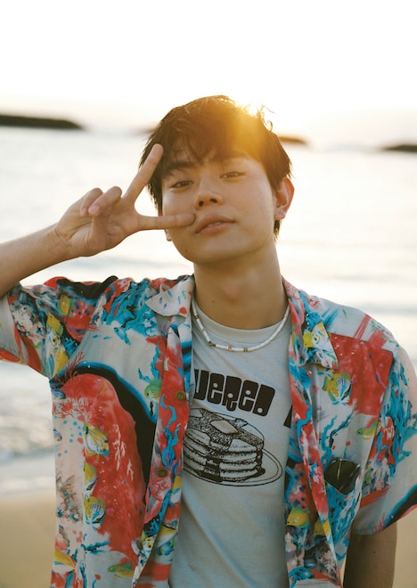 「誰かと作った何かをきっかけに創ったモノを見ていた者が繕った何かはいつの日か愛するものが造った何かのようだった。」通常版表紙（撮影：太賀）