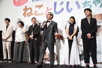 ぬいぐるみを引いてテスト撮影する様子を再現する立川志の輔（中央）。