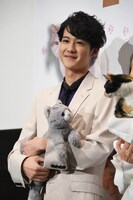 猫に嫌われる役柄のため、ぬいぐるみを抱く葉山奨之。