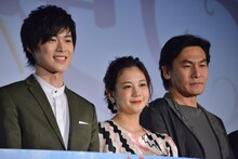 「僕の彼女は魔法使い」初日舞台挨拶の様子。左から梅崎快人、千眼美子、高杉亘。