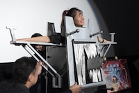 あのが装置の背後からチェーンソーを突き刺し、浅川梨奈の体を貫通させるイリュージョンの様子。