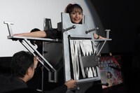 チェーンソーが体を貫通しているにもかかわらず、カメラマンに「目線ください！」と頼まれ戸惑う浅川梨奈。