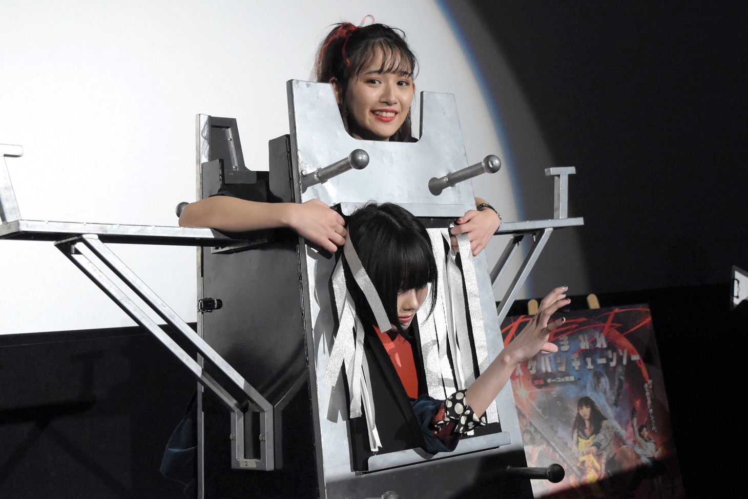 装置の背後から浅川梨奈の体を貫き、あのが登場した様子。