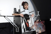 装置の背後から浅川梨奈の体を貫き、あのが登場した様子。