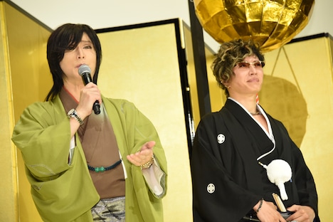 左から京本政樹、GACKT。