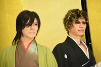 左から京本政樹、GACKT。
