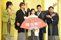 「翔んで埼玉」初日舞台挨拶の様子。左から京本政樹、GACKT、二階堂ふみ、伊勢谷友介、武内英樹。