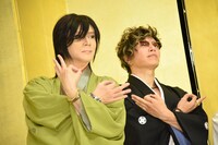 埼玉ポーズを決める京本政樹（左）とGACKT（右）。