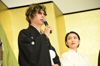 左からGACKT、二階堂ふみ。