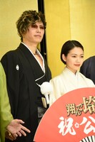 左からGACKT、二階堂ふみ。
