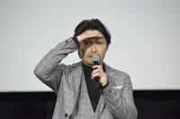 客席を見回す安田顕。