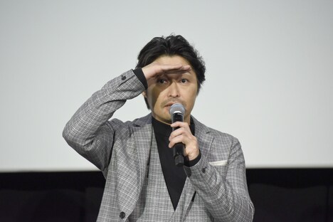 客席を見回す安田顕。