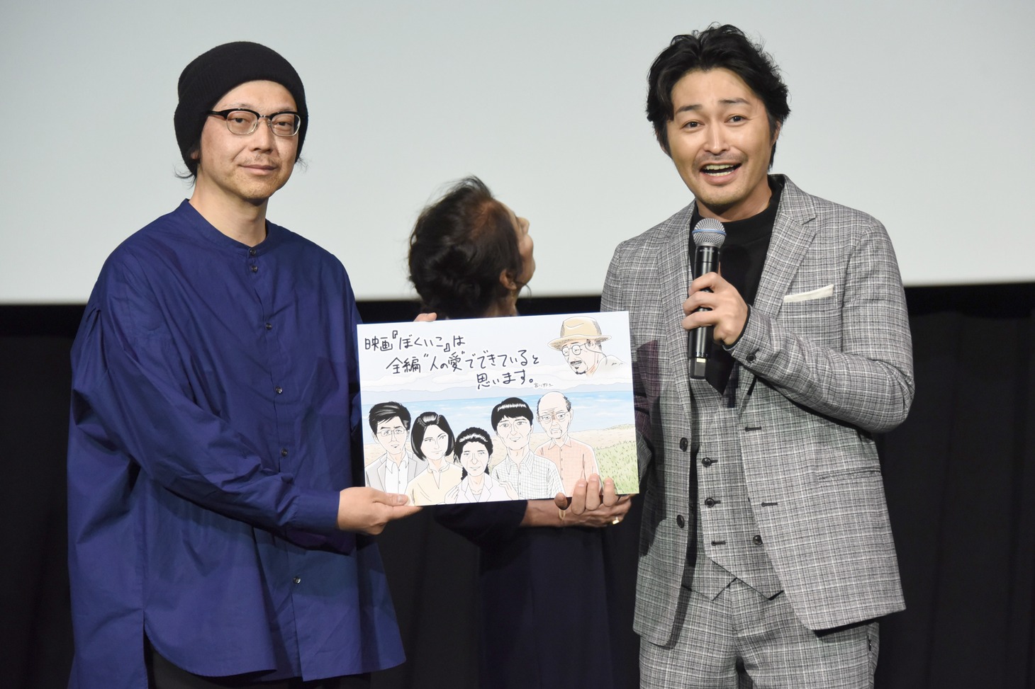 宮川サトシ（左）から描き下ろしイラストのプレゼントを受け取った安田顕（右）。