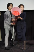 「母を亡くした時、僕は遺骨を食べたいと思った。」公開記念舞台挨拶の様子。