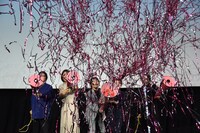 「母を亡くした時、僕は遺骨を食べたいと思った。」公開記念舞台挨拶の様子。