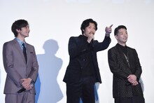 「健、健、健、菜奈、裕太、未來……」とファンが持ち込んだうちわやボードを次々と指さしたあと、「崇高」と小声で自身をアピールした青木崇高（中央）。
